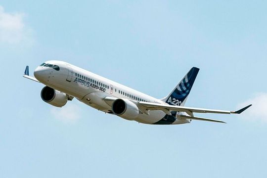 Dem europäischen Flugzeughersteller Airbus könnte in Kürze ein Großauftrag ins Haus flattern. Kunde ist laut Kennern der Szene Air Asia. Es gehe um mindestens 100 Maschinen des Airbus-Typs A220 (im Bild) ...(Bild:  Airbus)