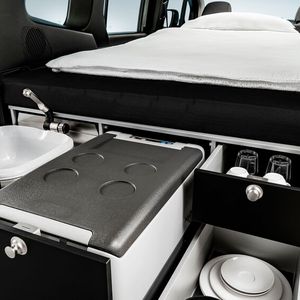 Liegt das Bett zusammengefaltet im Heck auf dem Küchenmodul, bleibt der Mercedes ein vollwertiger Fünfsitzer.(Bild:  © Mercedes-Benz AG)