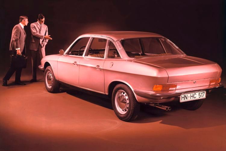 Nicht nur technisch modern: Auch außen war der Ro 80 eine sehr modernes Auto und im Gegensatz zu heutigen Modellen ein übersichliches Fahrzeug mit einem hellen Innenraum – auch ohne Glaspanoramadach.  (Bild: Audi AG)