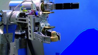 Die am Fraunhofer IPA entwickelte Roboterhand mit drei elektrischen Antrieben ist eine Möglichkeit für ein flexibles Greifsystem.  Bild: Fraunhofer IPA (Archiv: Vogel Business Media)