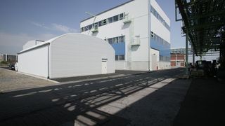 Neben der Anlagenoptimierung der bestehenden Anlage (Bild) will Clariant mit eine weitere Produktionsanlage für nicht halogenierte Flammschutzmittel errichten und damit der wachsenden Nachfrage nach umweltverträglicheren Flammschutzmitteln nachkommen.  (Bild: Clariant)