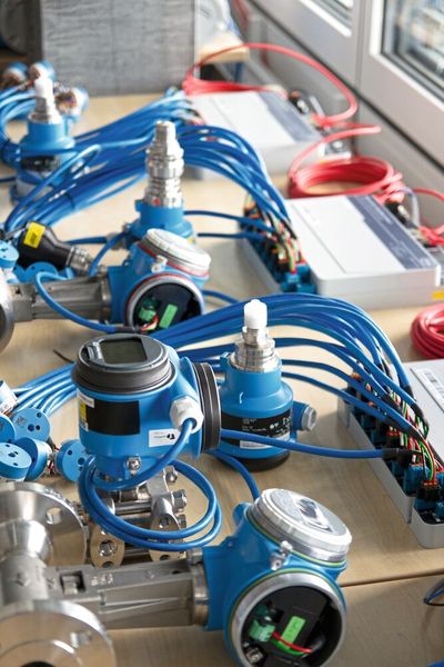 Ethernet-APL im Praxistest: Endress+Hauser validierte gemeinsam mit Covestro, BASF und Yokogawa die Skalierbarkeit von Ethernet-APL in einer komplexen, herstellerübergreifenden Prozessautomatisierungsumgebung. (Bild: Endress + Hauser)
