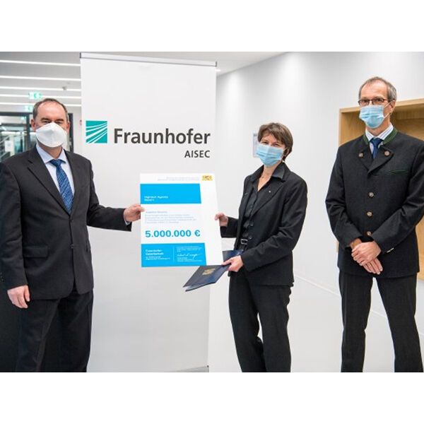Hubert Aiwanger (links), stv. Bayerischer Ministerpräsident, übergibt den Zuwendungsbescheid für das Forschungsvorhaben „Cognitive Security“ an Prof. Claudia Eckert, Institutsleiterin am Fraunhofer AISEC, und Prof. Georg Sigl, Institutsleiter am Fraunhofer AISEC.