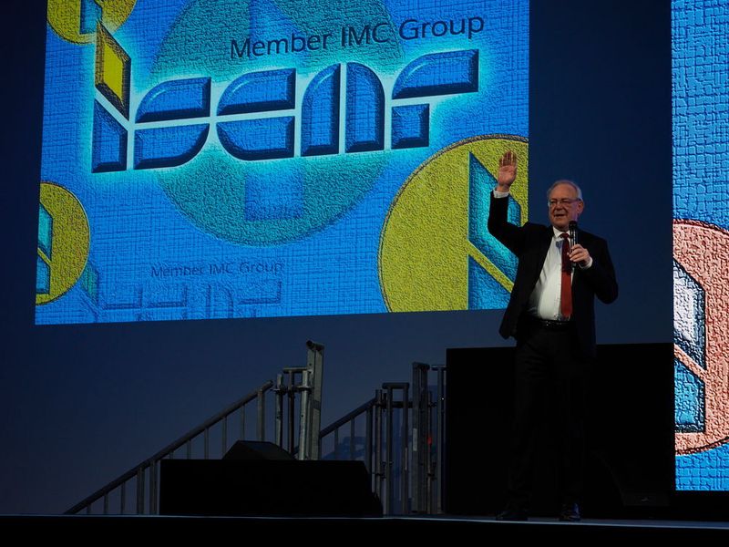 Hans-Jürgen Büchner, Geschäftsführer Iscar Germany GmbH begrüsste die Teilnehmer. (Matthias Böhm/SMM)