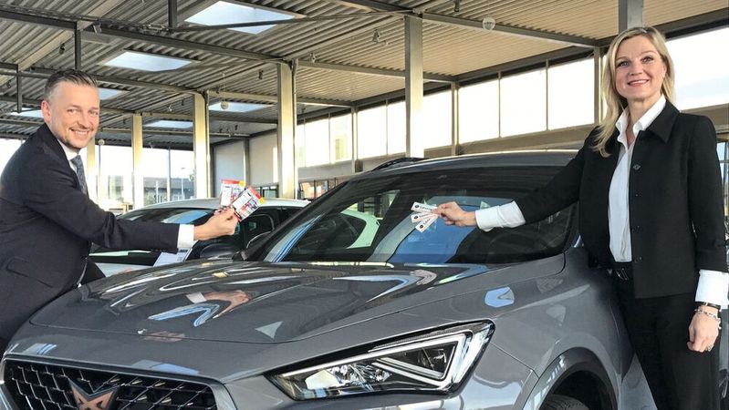 Gabriele Gieraths, Geschäftsführerin des Autohauses Gieraths, und Ewald Steinle, Flotten- und Gewerbekundenverkäufer, planen, die Safety-e-Aufkleber im ersten Schritt an alle Neuwagenkäufer zu verschenken.(Bild:  Gieraths)