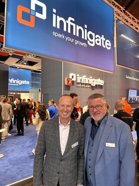 (l.) André Stark und Udo Schillings (Infinigate) finden ihren ultragroßen Stand sensationell. (Bild: Vogel IT-Medien)