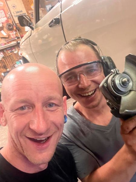 „Work in Progress” – Morris Furkert (links) und  sein Freund Jesko Weiß in dessen Werkstatt in Zwickau. (Bild: Morris Furkert)