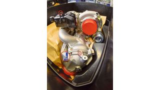 Aus den insgesamt zu prüfenden zwölf Merkmalen sind drei mit roten Kreisen gekennzeichnet. Aus bis zu 3,5 Metern Entfernung erfolgt präzise die Detektion des drei Millimeter breiten Kunststoffsteges, des nur etwa fünf mal fünf Millimeter großen DM-Codes und des Typenschilds.  (Bild: Cretec)