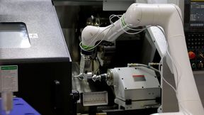 Ein kollaborativer Roboter übernimmt präzise Handhabungsaufgaben an einer CNC-Maschine und ermöglicht eine flexible Automatisierung von Fertigungsprozessen. (Bild: Tezmaksan)