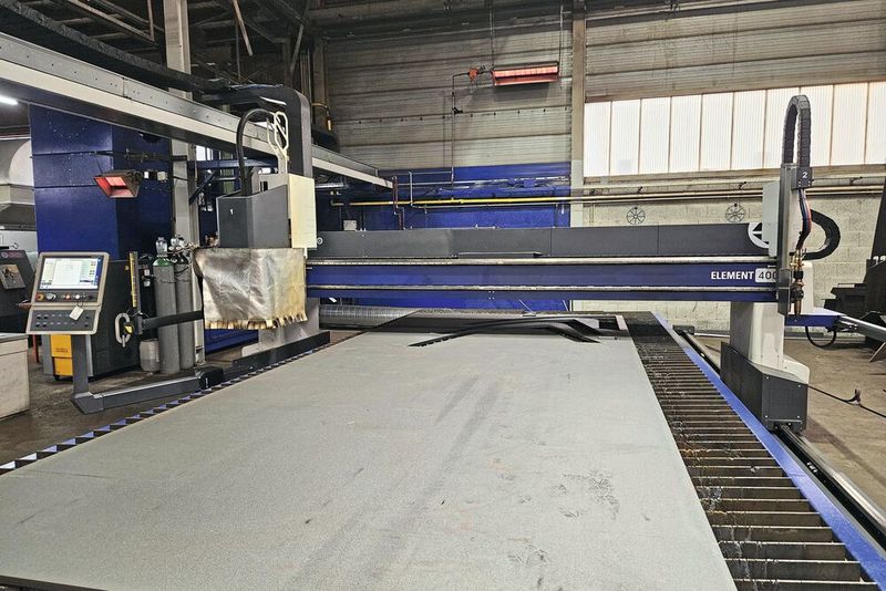 Die Brennschneidmaschine Element mit Plasma-Fasenaggregat Bevel-S und Autogenbrenner Alfa von Messer Cutting Systems.(Bild:  Messer Cutting Systems)