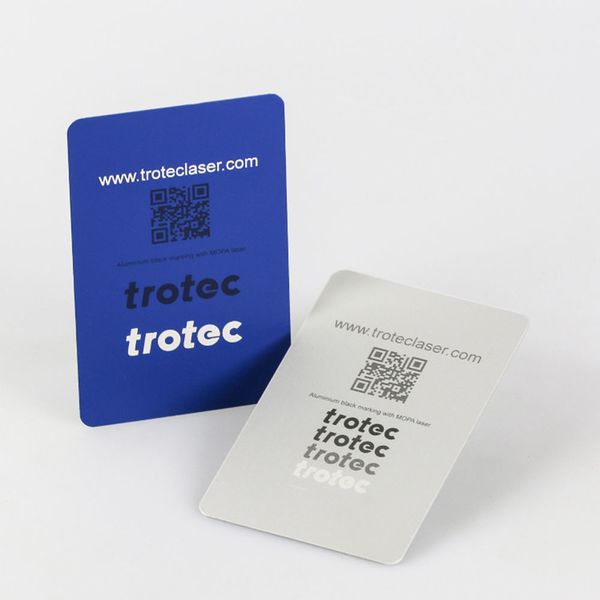 Mit dem Mopa-Laser erweitert Trotec die Möglichkeiten zur Beschriftung von Metallen und Kunststoffen: kontrastreicher und besser lesbar beschriftete Kunststoffe, Aluminium (eloxiert) schwarz markiert oder Farben auf Stahl reproduzierbar erzeugt.  (Trotec)