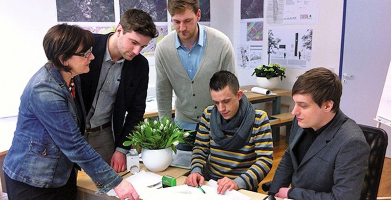 Das Zero Emission Team bei der Arbeit: v.l.n.r. Veronika, Moritz, Roman, Sandro und Thiemo Wolf. (Bild: Zero Emission GmbH)