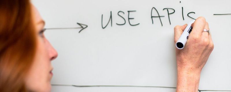 Über das grundlegende API-Design hinaus gilt es, Kontext, Anwendungsfall und gewünschten Nutzen der geplanten Schnittstelle im Fokus zu behalten. Über das grundlegende API-Design hinaus gilt es, Kontext, Anwendungsfall und gewünschten Nutzen der geplanten Schnittstelle im Fokus zu behalten.
