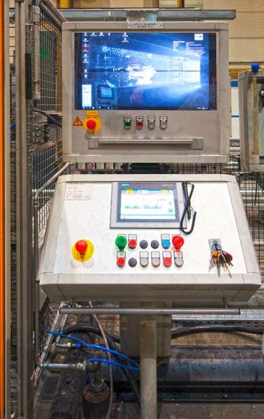 Das Bedienterminal mit der EKS-Schlüsselaufnahme befindet sich an einer Nutzerstation, die mit einer Anlagenvisualierung ausgestattet ist. (Bild: EUCHNER GmbH + Co. KG)