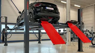 Autopstenhoj präsentiert auf der Automechanika zwei neue Viersäulen-Hebebühnen. (Bild: Autopstenhoj)
