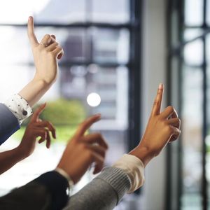 Missverständnisse sind ein hartnäckiger Feind des entspannten Arbeitsklimas. Sie entstehen häufig durch zu viele Nebeninformationen im Gespräch. Durch sie wird von den eigentlichen Fakten abgelenkt. Versuchen Sie deshalb, sich möglichst klar auszudrücken, sodass ihr Gegenüber versteht, was Sie von ihm wollen. Falls es doch zu Missverständnissen kommt: Suchen Sie bei Problemen das Gespräch mit der entsprechenden Person und erklären Sie sachlich den eigenen Standpunkt.(Bild:  Koegelenberg/peopleimages.com - stock.adobe.com)