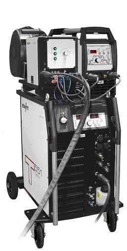 Das mobile System für wirtschaftliches manuelles WIG-Heißdraht-Schweißen: Inverter-Stromquelle Tetrix, Drahtvorschub Tetrix Drive und die kleine Stromquelle zum Vorwärmen des Zusatzdrahtes. Bild: EWM (Archiv: Vogel Business Media)