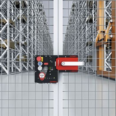 Sicher betreiben: Schutztüren und Schlüsselsysteme sorgen dafür, dass automatisierte Lageranlagen nur bei maximaler Sicherheit fürs Personal betreten werden können. (Bild: Euchner)