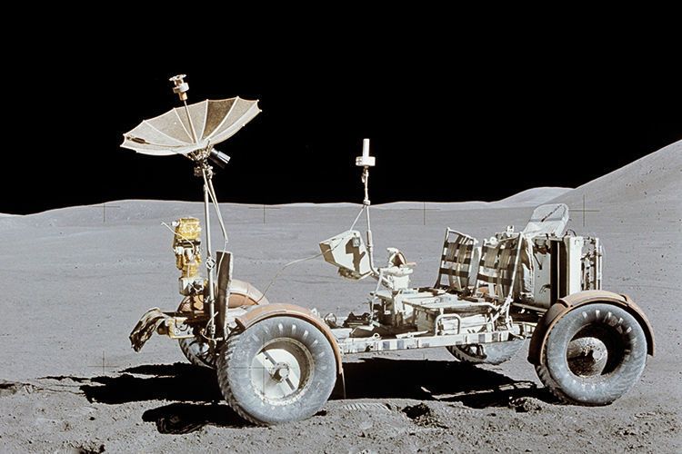 Das Mondfahrzeug der letzten drei Apollo-Missionen: ein reinrassiges Elektroauto mit Allradantrieb, vier Radnabenmotoren, Joy-Stick-Steuerung und Navigationssystem. (NASA)