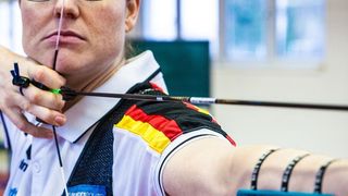 Mit hoch präzisen Nocken aus Covestros Makrolon 2805 auf der Sehne, visiert die zur Weltbogensportlerin 2016 gekürte Lisa Unruh das Ziel an. Die Werner Beiter GmbH & Co. KG fertigt die Polycarbonat-Nocken an, mit denen, wie Covestro betont, noch weitere Sportler ihre Performance verbessern konnten. (Günter Kuhr)