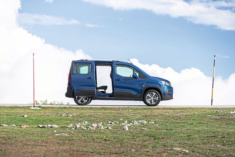 Natürlich hat der Rifter als praktisches Familienfahrzeug Schiebetüren. (Peugeot)