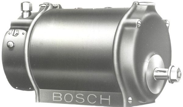 Generatoren von Bosch: Bisher lag der Standard bei 12 Volt und der Generator arbeitete eher im Hintergrund: Ein grauer Zylinder, tief im Motorraum verbaut und über den Keilriemen von der Kurbelwelle des Motors angetrieben. Aber ohne den Generator wäre das Auto als Alltagsgefährt nicht denkbar. (Bild: Bosch)