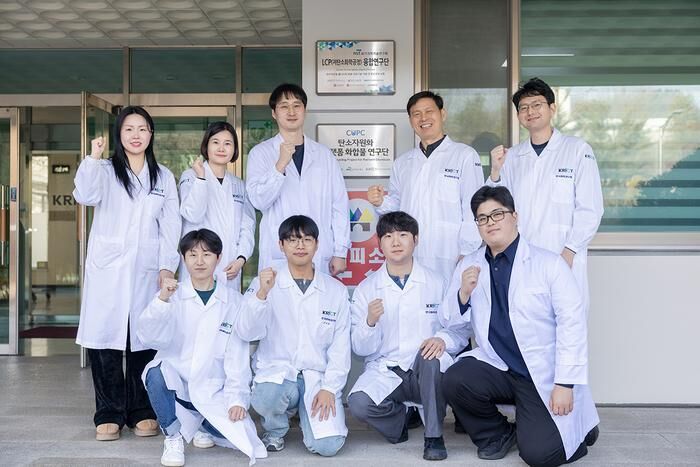 Dr. Seungju Han, Dr. Yunjo Lee (from the right) and research team at Krict (Source:  Korea Research Institute of Chemical Technology (Krict))