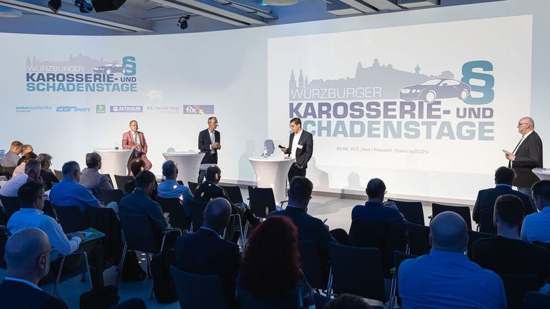 Jochen Pamer (Autorechtaktuell), Bernd Grünninger (Dekra), Felix Scholl (Carbon) und Konrad Wenz (»F+K«) diskutierten über das Thema Nachhaltigkeit durch Instandsetzen vor Erneuern. (Bild: Stefan Bausewein)