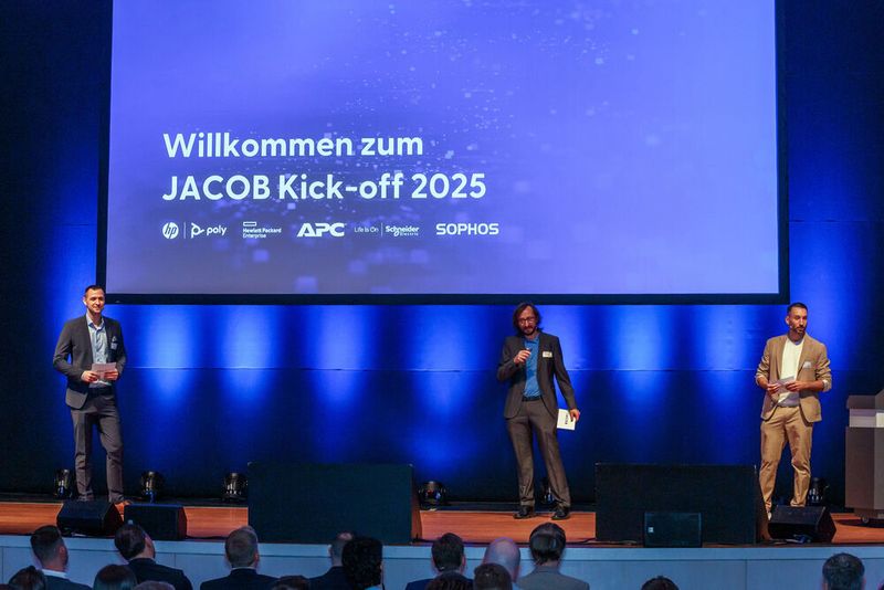 Herzlich willkommen zum JACOB Kick-off 2025! Die drei Geschäftsführer, Hendrik Hörschelmann, Christian Pochat und David Mergenthaler, heißen alle JACOB-Mitarbeiter zum Kick-off 2025 in Wiesloch herzlich willkommen. In inspirierenden Vorträgen wurde das vergangene Jahr betrachtet, und es wurden gemeinsame Ziele und Chancen für das neue Jahr ins Visier genommen.   (Bild: Jacob)