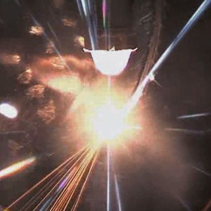 Bild 1: Beim Laserschneiden von Faserverbundkunststoffen werden Faser und Matrix lokal so stark erhitzt, dass sie punktuell schmelzen, verdampfen und von einem Prozessgas weggeblasen werden.