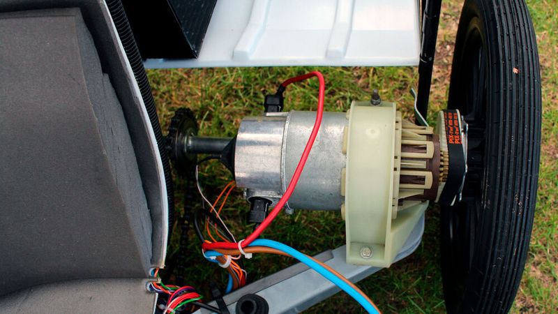 Angetrieben wird der C5 von einem Gleichstrommotor mit 250 W (0,34 PS), welcher über einen kurzen Zahnriemen und mit einem Freilauf versehen nur das linke Hinterrad antreibt und den man mit Pedalen unterstützen kann. In der Betriebsanleitung wird empfohlen, das Anfahren durch Pedalbetätigung zu unterstützen, um die Kohlebürsten des beim Start nur langsam drehenden Motors zu schonen. Den Motor liefert Polymotor, ein Tochterunternehmen von Philips. Ihn speist ein 12 V-Bleiakkumulator von Oldham Batteries mit einer Kapazität von 36 Ah. Insgesamt sollt der Sinclair C5 mit einer Batterieladung rund 32 Kilometer weit kommen. Die Höchstgeschwindigkeit beträgt 24 km/h. (Bild: CC BY-SA 4.0 Prioryman)