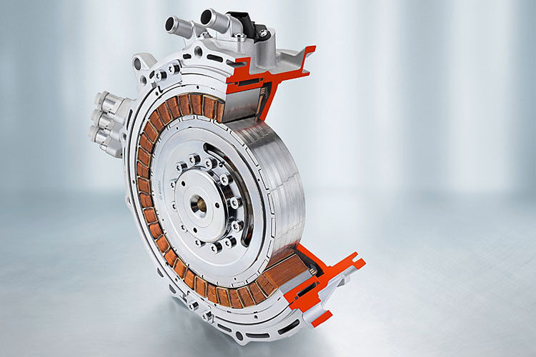Im Porsche Cayenne Hybrid und VW Touareg Hybrid ist die Antriebseinheit E-Motor/Generator zwischen Verbrennungsmotor und Getriebe integriert. (Foto: Bosch)
