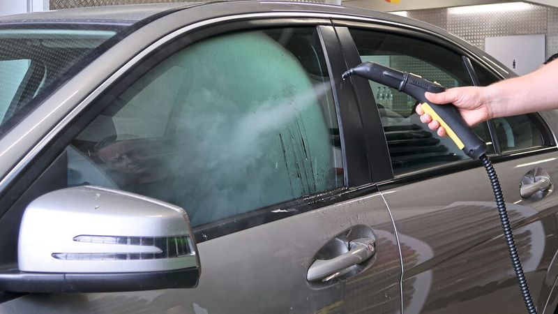 Nur zur Visualisierung von außen erwärmt: Beim Dampferzeuger hat sich die Arbeit von innen bewährt, sagt Folierungsexperte Boris Fischer.(Bild:  Diehl – VCG)