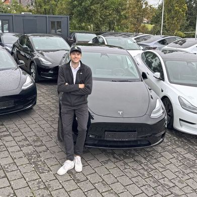 Blick auf den Hof des auf Tesla spezialisierten Händlers Elektra mit Gründer Veit Neises. Viele Fahrzeuge vermarktet er im Ausland. (Bild: privat)