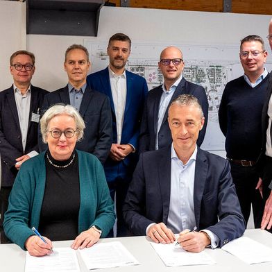 Unterzeichnung des erweiterten Nexsat-Lizenzvertrags: Outi Ervasti, Director Technology Management at Neste, und Peter Friesenhahn (CEO Haltermann Carless); im Hintergrund v.l.n.r.: Merja Pärssinen (Neste), Pasi Hagelberg (Neste), Jan Wahlström (Neste), Dr. André Rosehr (HC), Dr. Arne Hoppe (HC), René Tessmann (HC), Dr. Thorsten Ackmann (HC)  (Bild: Klaus Venus)