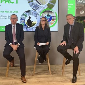 Olivier Blume, CEO Schneider Electric, Barbara Frei, Executive Vice President Industrial Automation bei Schneider Electric und Caspar Herzberg, CEO Aveva, erläuterten wie die „Infrastruktur für Morgen“ aussieht: elektrisch, automatisch und digital.(Bild:  Vogel IT-Medien)