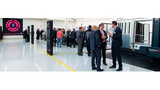 In der 1200 m² großen Halle bildet der Schaltschrank- und Systemanbieter einen realen Fertigungsbetrieb nach. (Martin Joppen Photographie/Rittal)