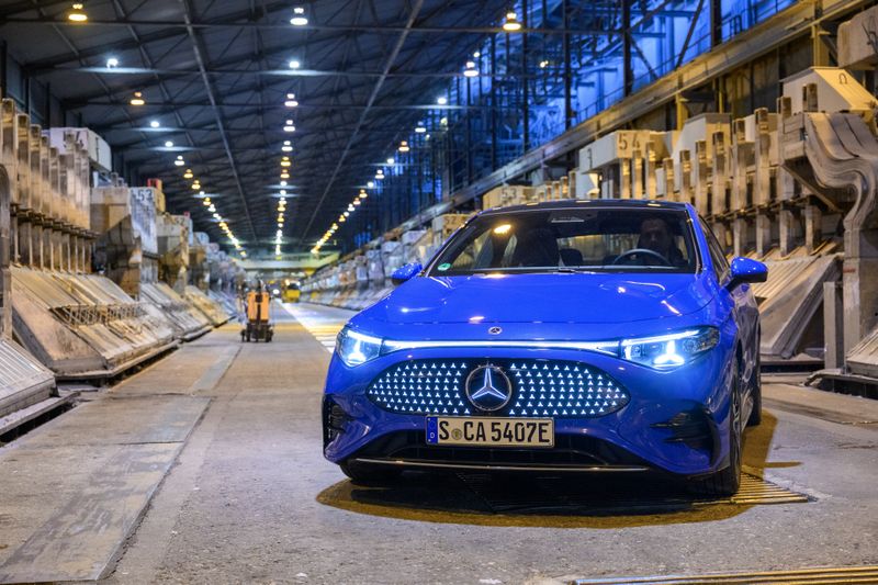 The "CLA" model uses recycled aluminum from Hydro. In the background: the supplier's plant in Årdal, Norway.(Source:  Halvor Molland/Hydro)