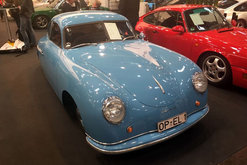 Nicht vom Nummernschild täuschen lassen: Hier handelt es sich nicht um einen Opel sondern um einen Porsche 356. (Foto: press-inform)