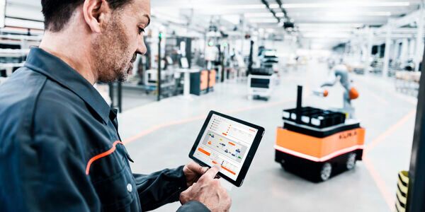 Wie Smart Factory konkret im eigenen Unternehmen umgesetzt werden kann, ist Bestandteil des Seminars. (Bild:  B&B / Kuka)