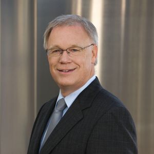 Die beiden Referenten:  Dr. Harald Wilms leitet bei Zeppelin Power Systems die Unternehmensentwicklung im Bereich für Motoren- & Energietechnik und ist Lehrbeauftragter an der TU Braunschweig für Schüttgut-Anlagenbau ... (Bild:  Zeppelin)