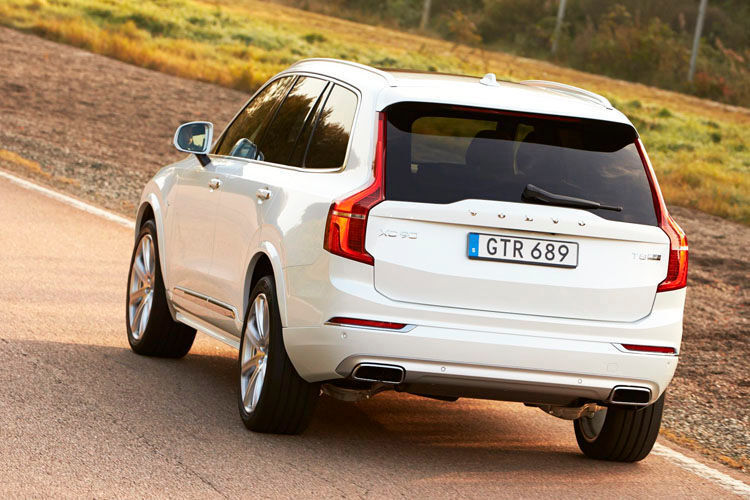 Fahrleistungen auf Achtzylinderniveau und ein Verbrauch von 2,1 Litern auf 100 Kilometern:  Volvos XC90 ist nun auch als Öko-Luxusschlitten erhältlich. (Foto: Volvo)