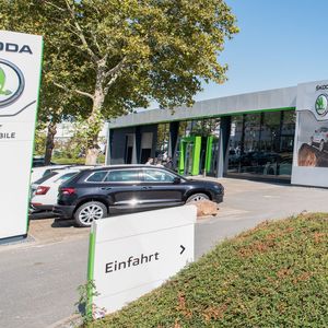 Im Schuhmachergewann 2 im Stadtteil Wieblingen bittet der Händler die Kundschaft herein.(Bild:  Autohaus Ebert)