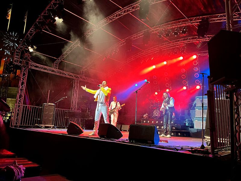 Connexion Party: Die Queen-Cover-Band heizt tüchtig ein. (Bild: VIT / ewg)