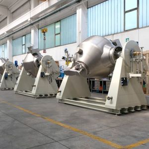 Blick auf die Montageanlage für bikonische Rotationsvakuumtrockner im Italvacuum-Werk 	in Borgaro Torinese (TO).(Bild:  Italvacuum)