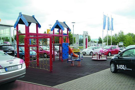 Während sich die Mütter und Väter im Autohaus informieren, können sich die Kinder auf dem Spielplatz austoben. (Rubbel)