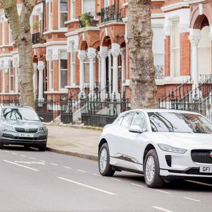 Eine typisch städtische Szene: Viel Wohnraum, aber nur Stellplätze am Straßenrand.(Bild:  Siemens)