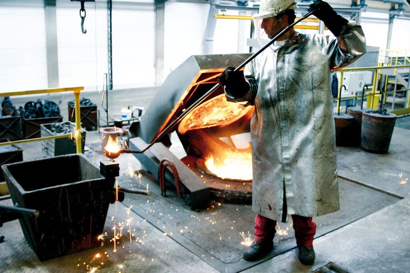 ...ganz ohne Handarbeit geht es auch hier nicht...Hier ein Mitarbeiter beim Prüfen der Qualität. (Bild: Behringer)