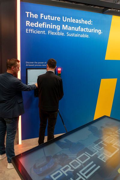 MHP bietet Unternehmen unter anderem eine operative und strategische Beratung in Bereichen wie Supply Chain, Cloud-Lösungen, Plattformen, Ökosystemen, Big Data und Künstliche Intelligenz. Auf der Messe präsentierte die Porsche Tochter außerdem ihr neues Produkt Bolt_IT aus dem Industrial-Cloud-Solutions-Portfolio. Diese SaaS-Lösung ermöglicht es Unternehmen, Prozessdaten zu überwachen und Anomalien frühzeitig durch Analyse historischer Daten zu erkennen. In der Praxis habe sich gezeigt, dass die Lösung bei Porsche die Erkennung von Prozessanomalien um das bis zu Siebenfache erhöhen konnte und Schraubprozesse bis zu 70 Prozent weniger Nacharbeit benötigen. Zusätzlich sollen pro Woche etwa 90 Minuten manuelle Datenanalyse und Parameteroptimierung für jede Produktionslinie eingespart werden können. (Bild: Vogel Communications Group)