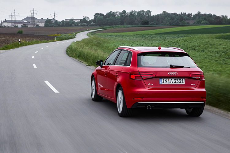 Das Heck des neuen A3 hat jetzt schmalere Rückleuchten und einen ausgeprägten Diffusor in der Heckschürze... (Audi)